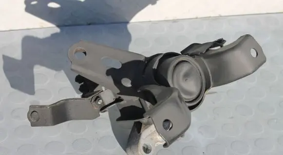 Engine mount bracket