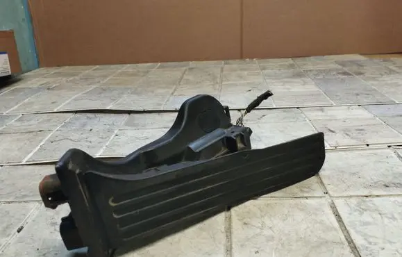 Accelerator throttle pedal