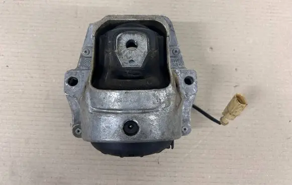 Engine mount bracket