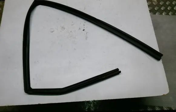 Jeep Grand Cherokee Rubber seal rear door window/glass