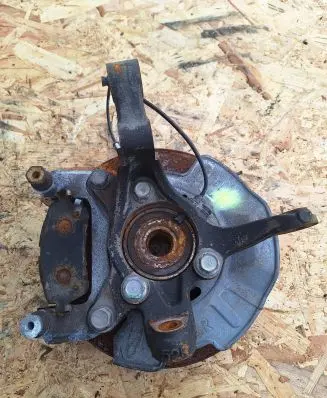 Suzuki Swift III Front wheel hub spindle knuckle