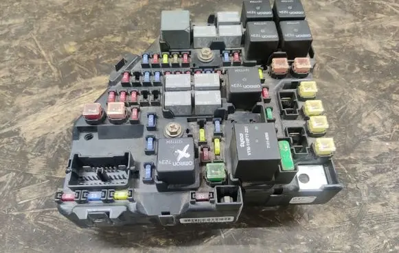 Cadillac SRX Fuse module 25771741
