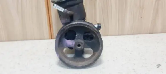 Toyota Avensis T250 Power steering pump U12