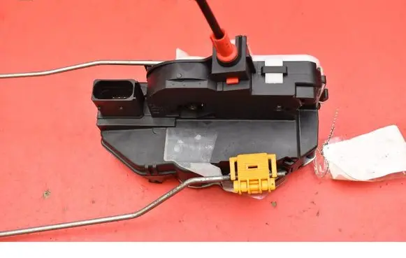 Opel Zafira C Front door lock 3023880