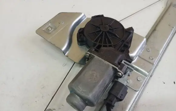 Citroen Berlingo Front door window regulator motor 402104B