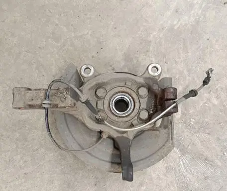 Nissan Qashqai+2 Front wheel hub spindle knuckle