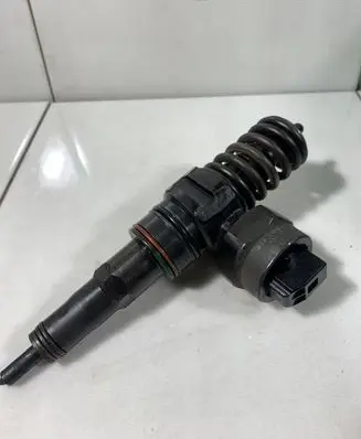 Volkswagen Golf IV Fuel injector 038130073F