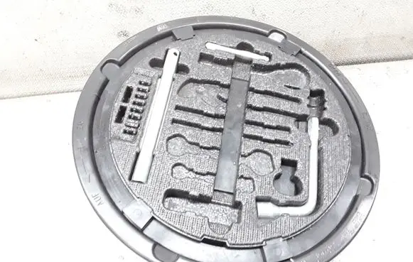 Mercedes-Benz S W220 Tool set 