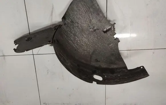 Front wheel arch liner splash guards