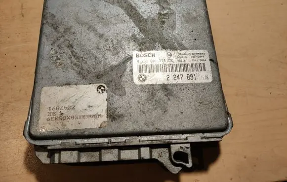 BMW 5 E39 Engine control unit/module 2247891 0281001373
