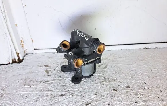 BMW 5 E34 Coolant heater control valve 1147412042 8391417