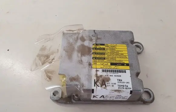 Toyota Avensis T270 Airbag control unit/module 8917005250