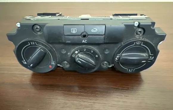 Volkswagen Touran I Climate control unit