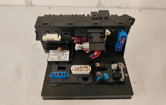 Mercedes-Benz CLS C219 Fuse module 2115457301 2040313604