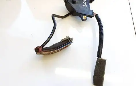 Accelerator throttle pedal