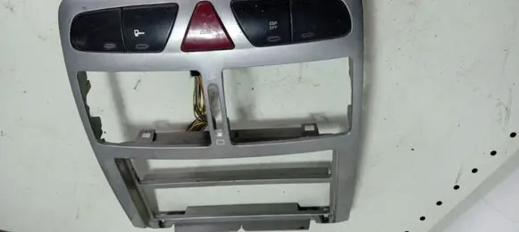 Radio/GPS head unit trim