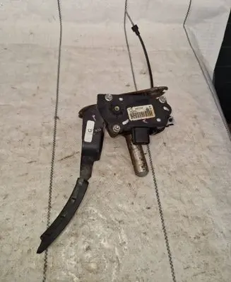 Accelerator throttle pedal