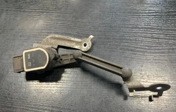 Headlight/headlamp level sensor