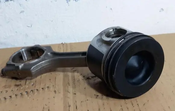Honda CR-V Piston with connecting rod