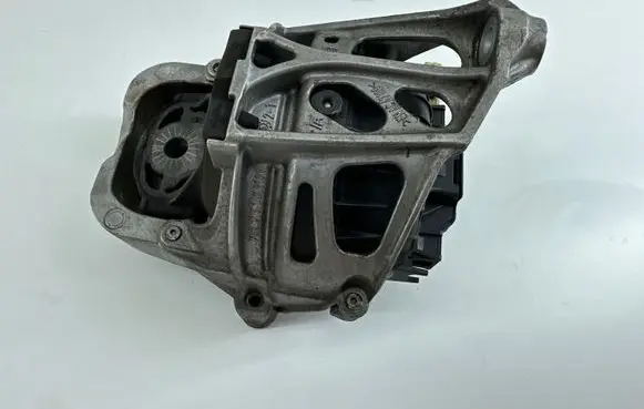 Audi A4 S4 B9 Engine mount bracket 4M0199371c 14102015 4M0199371C