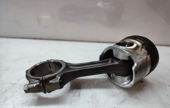 KIA Sorento Piston with connecting rod
