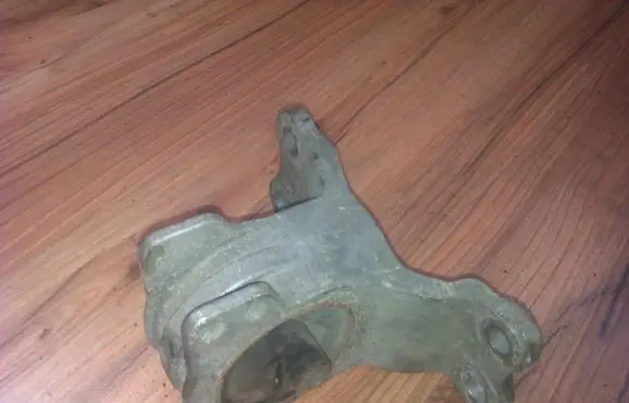 Mitsubishi Space Wagon Engine mount bracket