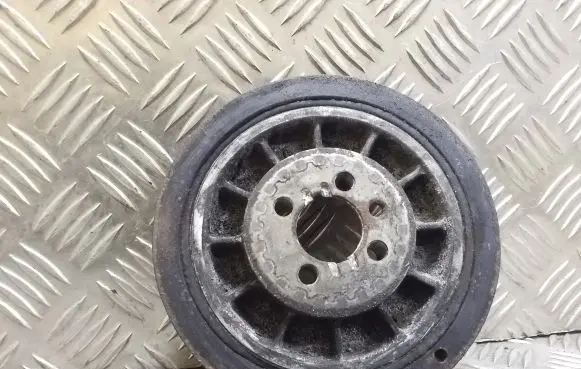 Volkswagen PASSAT B4 Crankshaft pulley 028105243K