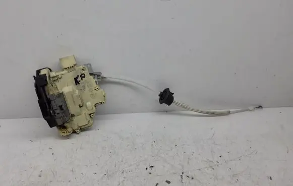 Audi Q7 4L Front door lock CZ301837015A