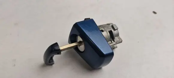 Saab 9-3 Ver2 Front door lock (next to the handle) 12770224 93186687