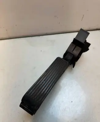Mercedes-Benz E W211 Accelerator throttle pedal 2033000104