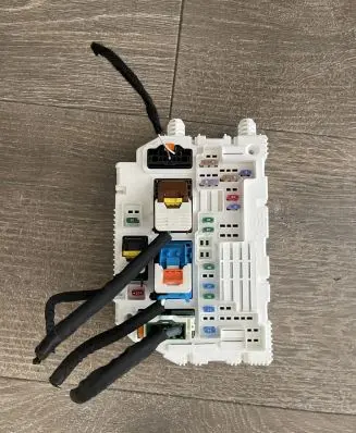 Peugeot 308 Fuse module 9846631480