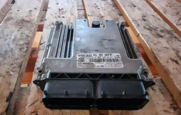 Volkswagen Touran III Engine control unit/module 04L907309P