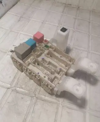 Toyota Prius (XW20) Fuse module 8273047290 7C090236