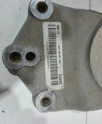 Gearbox mounting bracket