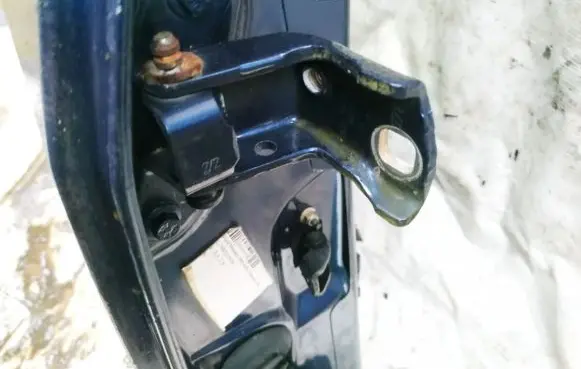 Ford Mondeo Mk III Rear door lower hinge