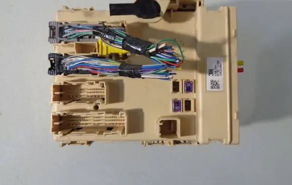 Toyota Auris E180 Fuse module 8273012X70A