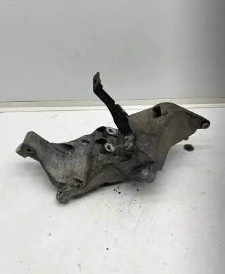 Land Rover Discovery 4 - LR4 Generator/alternator bracket CPLA10239AB