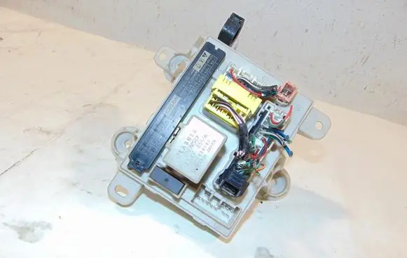 Toyota Previa (XR30, XR40) II Fuse module 8273128040 0097435K09