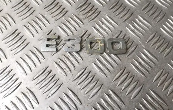 Mercedes-Benz E W124 Manufacturers badge/model letters 