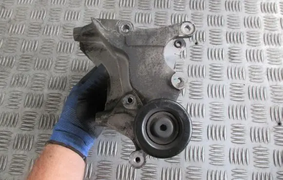 Hyundai Santa Fe Generator/alternator bracket 