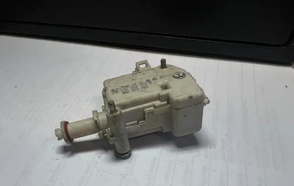 Volkswagen Golf IV Central locking motor 1J6810773B 3B0959782 075463411