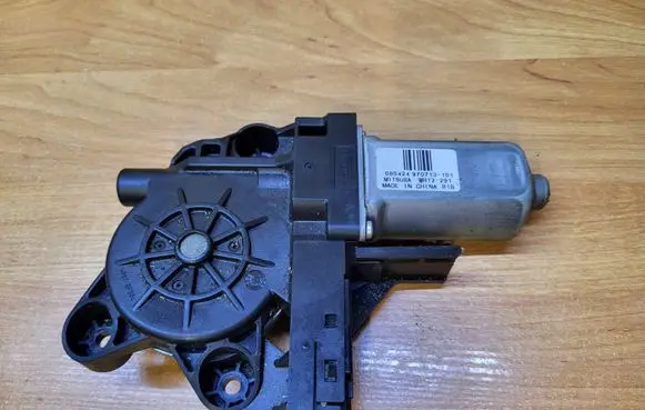 Volvo XC70 Front door window regulator motor 970713-101
