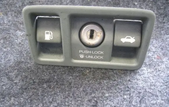 Toyota Yaris Tailgate/boot open switch button 