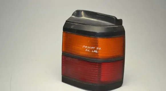 Volkswagen PASSAT B3 Rear/tail lights 333945112