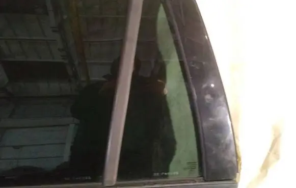 Volvo XC90 Rear vent window glass 
