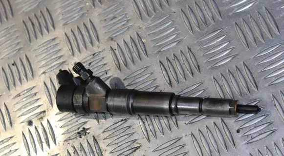 BMW 5 E39 Fuel injector 2354093 0445110029