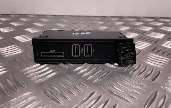 Mercedes-Benz C W205 USB socket connector A2058200226 A2059060402