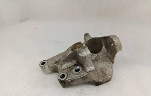 Peugeot 407 Engine mounting bracket 96451611