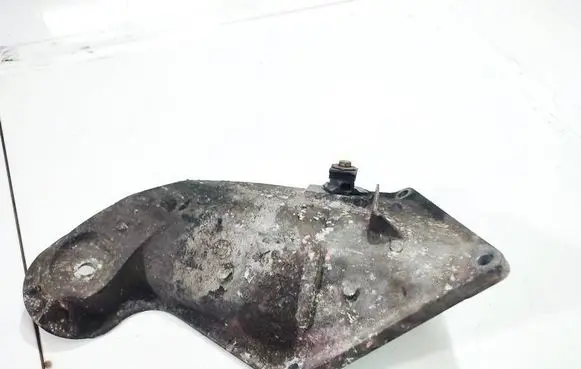 BMW 1 E81 E87 Engine mounting bracket 67617565 24168110