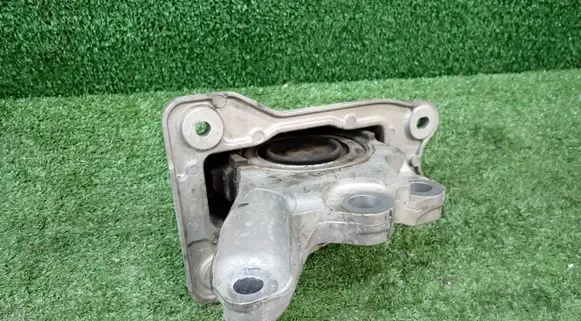 Volvo XC90 Engine mount bracket 31480549